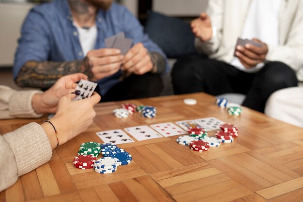 Amigos divirtiéndose mientras juegan al póquer