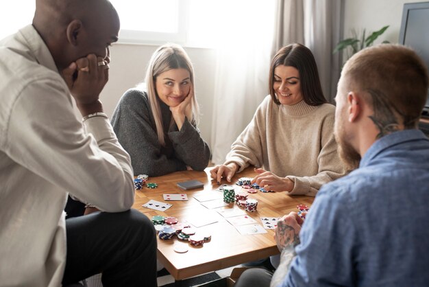 Amigos divirtiéndose mientras juegan al póquer