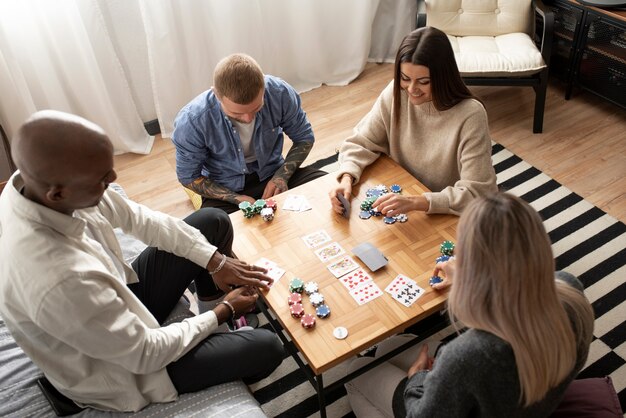 Amigos divirtiéndose mientras juegan al póquer