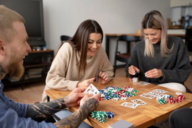 Amigos divirtiéndose mientras juegan al póquer