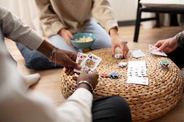 Amigos divirtiéndose mientras juegan al póquer