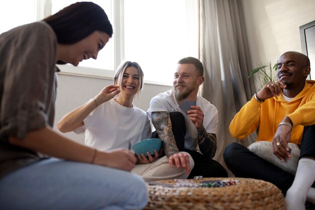 Amigos divirtiéndose mientras juegan al póquer