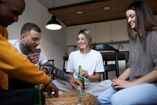 Amigos divirtiéndose mientras juegan al póquer