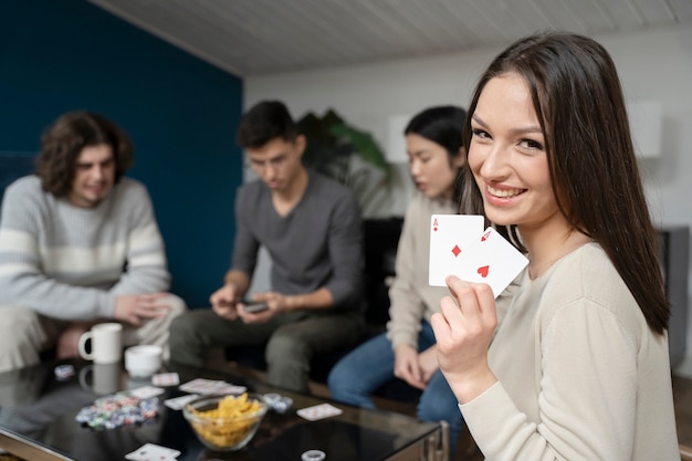 Amigos divirtiéndose mientras juegan al póquer