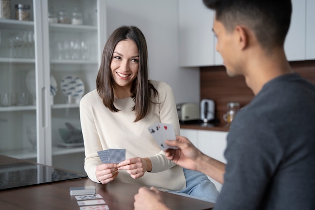 Amigos divirtiéndose mientras juegan al póquer