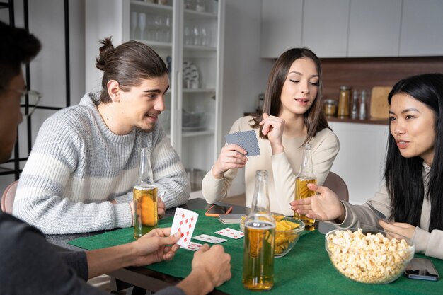 Amigos divirtiéndose mientras juegan al póquer