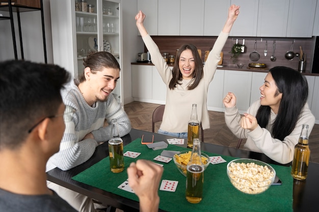 Amigos divirtiéndose mientras juegan al póquer