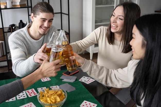 Amigos divirtiéndose mientras juegan al póquer