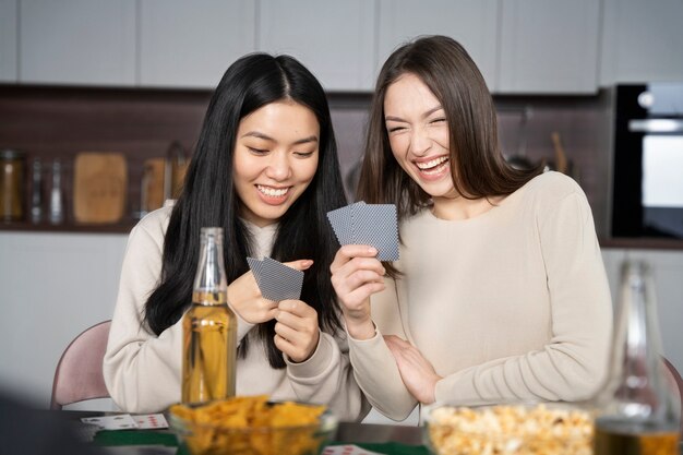 Amigos divirtiéndose mientras juegan al póquer