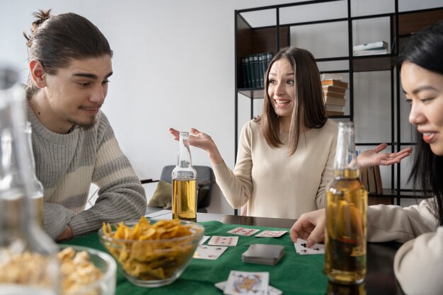 Amigos divirtiéndose mientras juegan al póquer