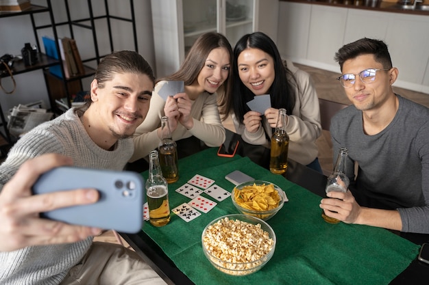 Amigos divirtiéndose mientras juegan al póquer