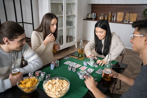 Amigos divirtiéndose mientras juegan al póquer