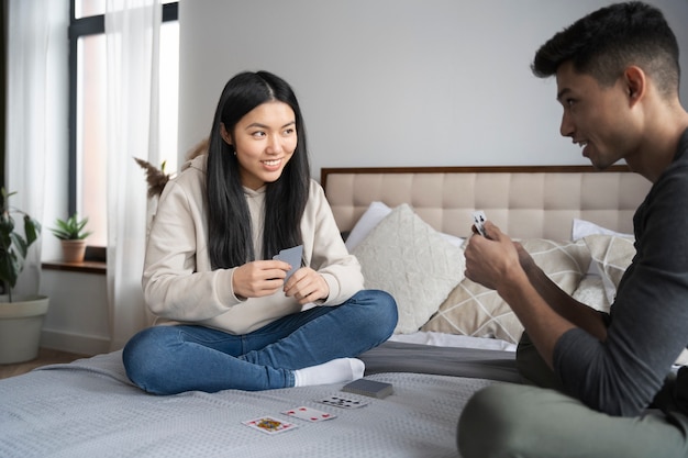 Amigos divirtiéndose mientras juegan al póquer