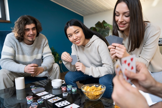Amigos divirtiéndose mientras juegan al póquer