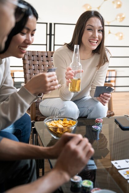 Amigos divirtiéndose mientras juegan al póquer