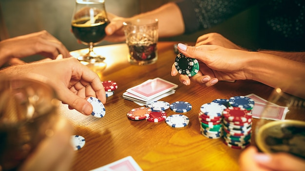 Amigos divirtiéndose mientras juegan juegos de mesa.