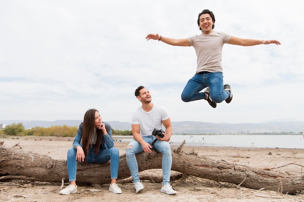 Amigos divirtiéndose mientras viaja