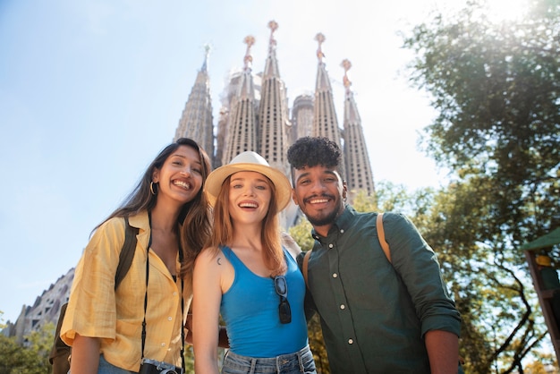 Amigos divirtiéndose mientras viaja