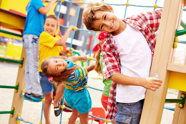 Amigos divirtiéndose en el parque infantil