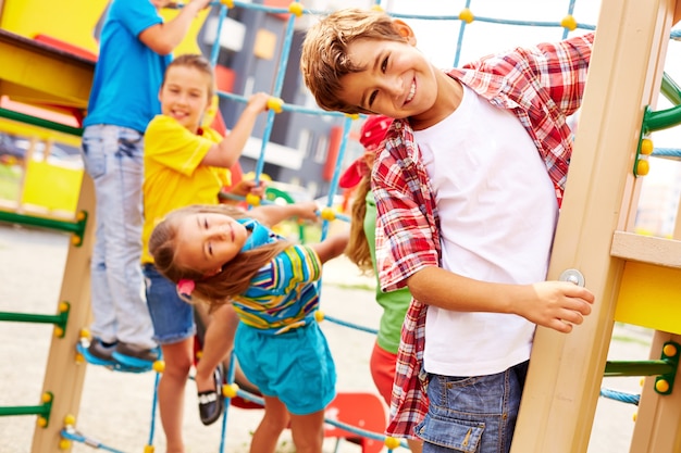 Amigos divirtiéndose en el parque infantil