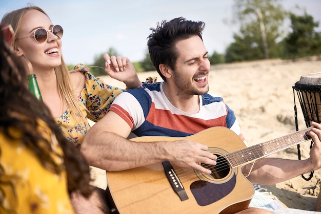 Foto gratuita amigos divirtiéndose en la playa