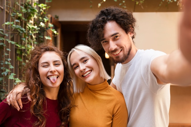 Amigos divirtiéndose en su reunión.