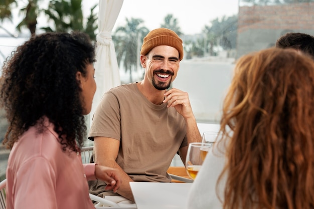 Foto gratuita amigos divirtiéndose en su reunión.