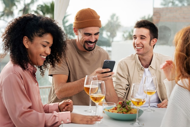 Foto gratuita amigos divirtiéndose en su reunión.