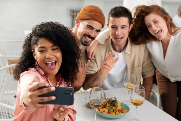 Amigos divirtiéndose en su reunión.