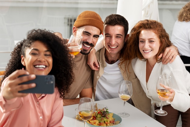 Amigos divirtiéndose en su reunión.