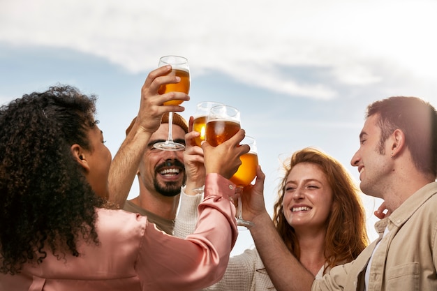 Foto gratuita amigos divirtiéndose en su reunión.