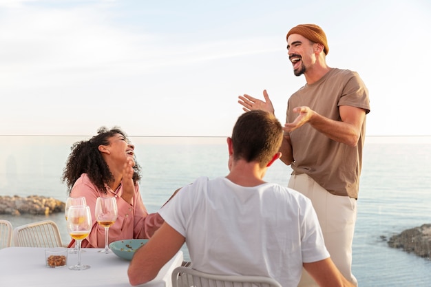 Amigos divirtiéndose en su reunión.