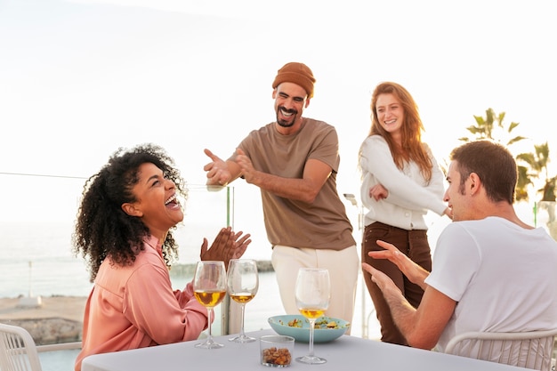 Foto gratuita amigos divirtiéndose en su reunión.