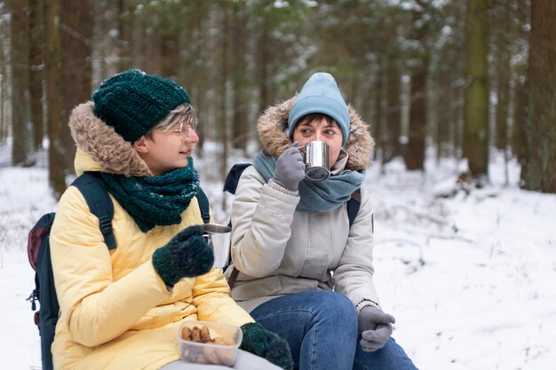 Foto gratuita amigos divirtiéndose en la temporada de invierno.