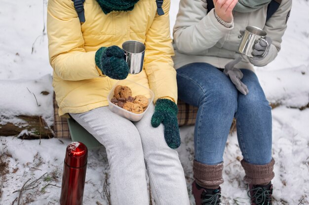 Amigos divirtiéndose en la temporada de invierno.