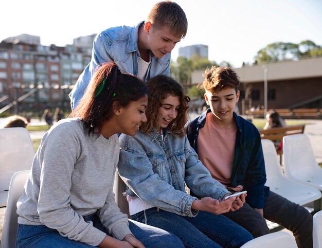 Amigos emocionados de tiro medio al aire libre