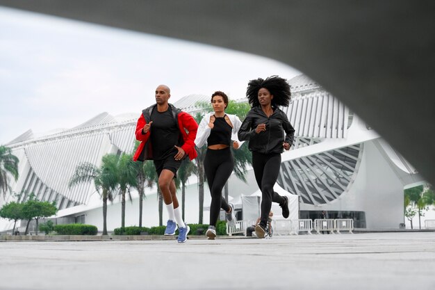 Amigos entrenando juntos al aire libre