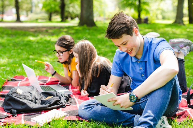 Amigos escribiendo y estudiando