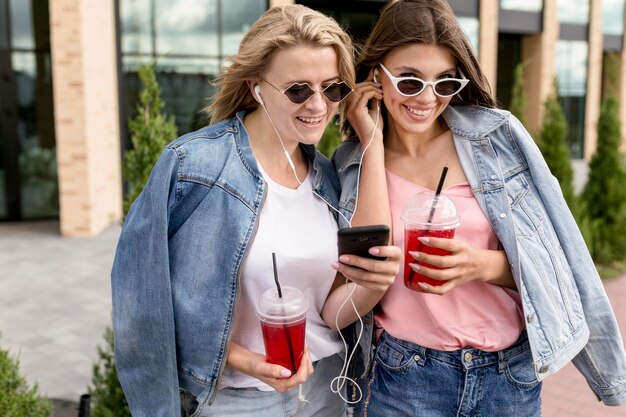 Amigos escuchando música con auriculares