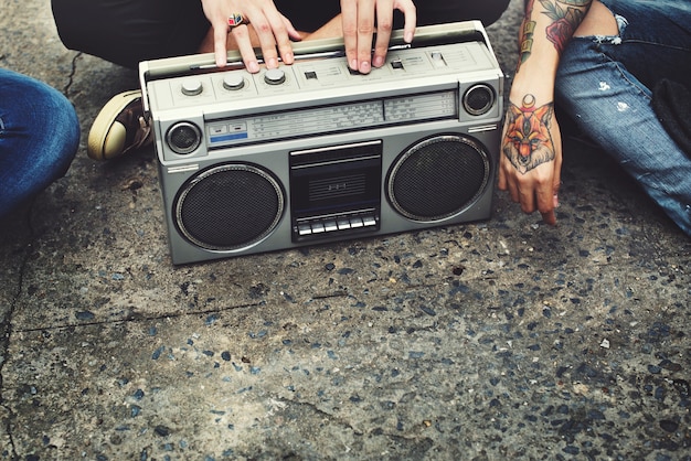 Amigos escuchando musica