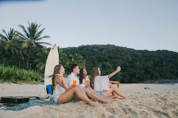 Amigos con estilo en la playa