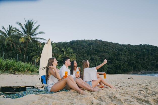 Amigos con estilo en la playa