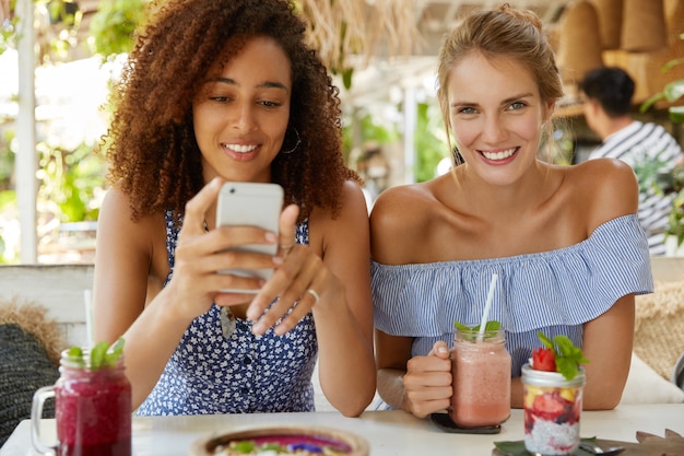 Amigos con estilo sentado en la cafetería