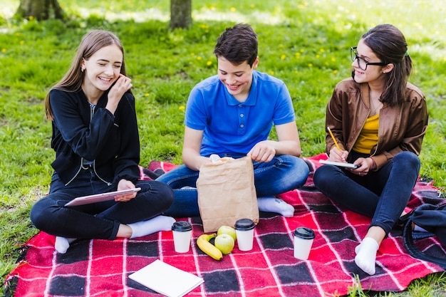 Foto gratuita amigos estudiando y tomando un snack