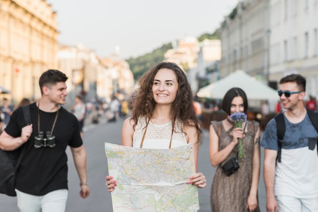 Amigos explorando la ciudad con un mapa