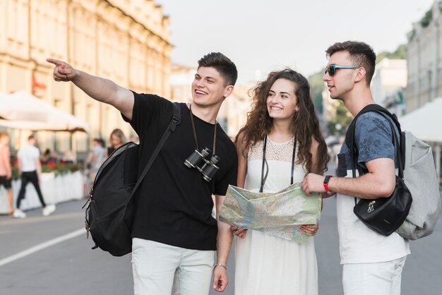 Amigos explorando la ciudad con un mapa