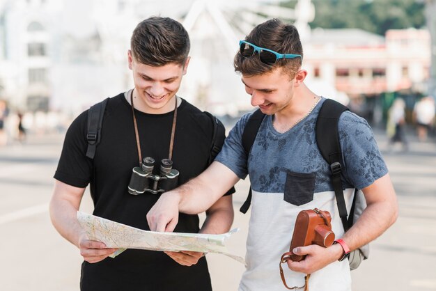 Amigos explorando el mapa de la ciudad