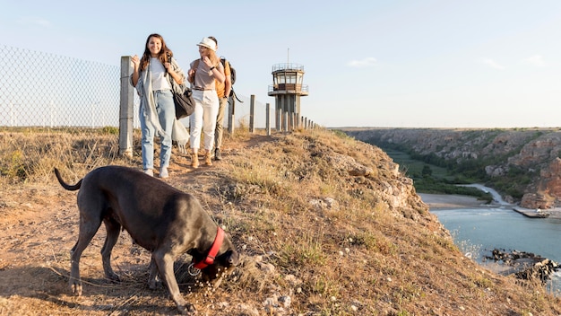 Amigos explorando con su perro.