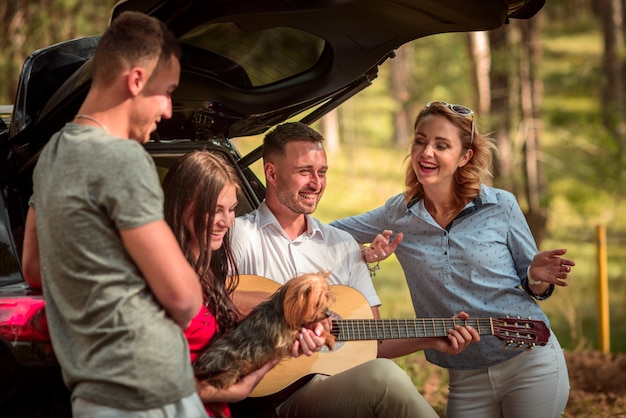 Amigos felices al aire libre tiro medio