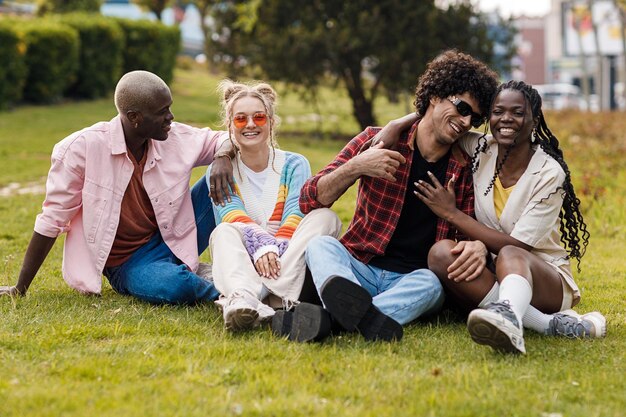 amigos felices al aire libre